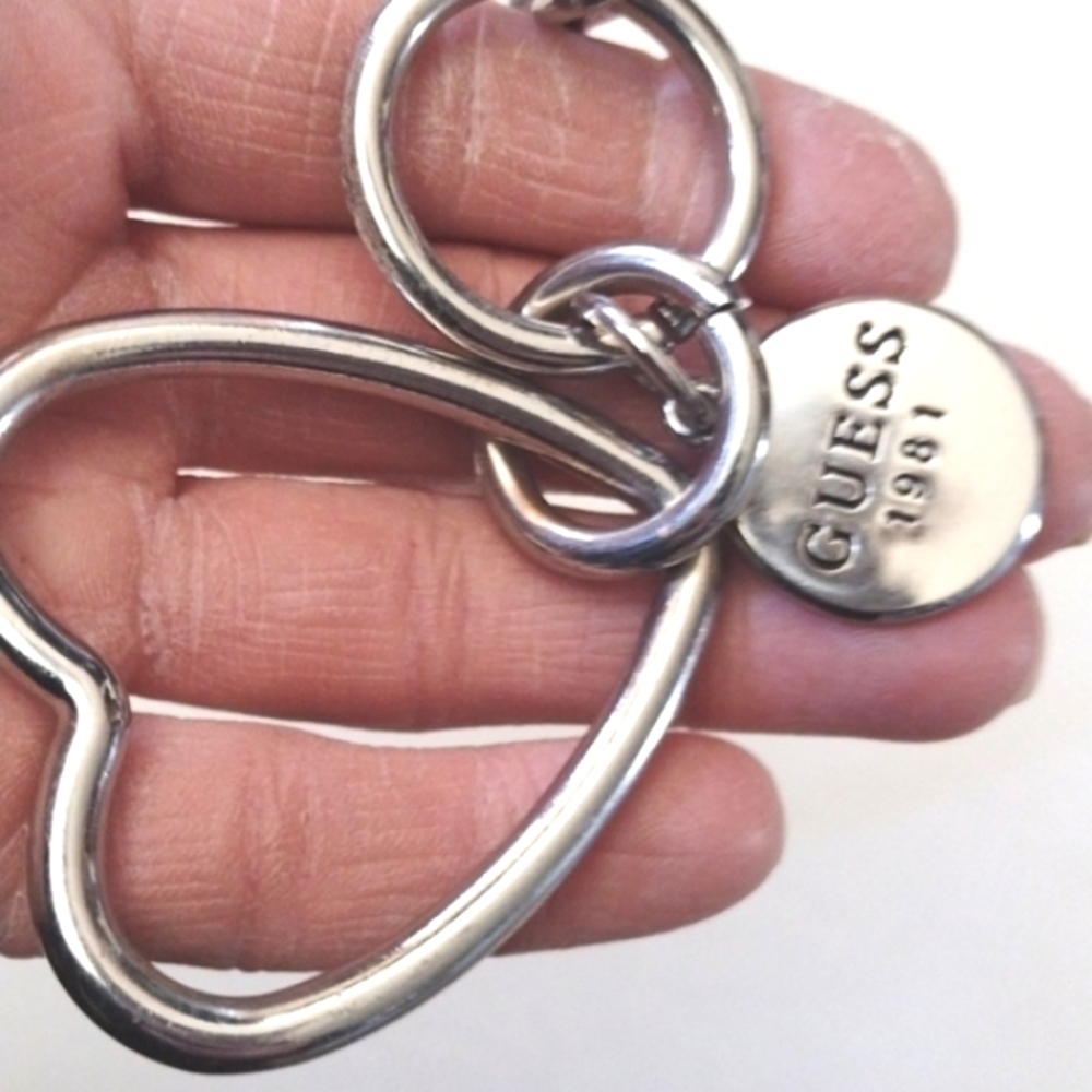 GUESS SILVER-TONE HEART WITH GUESS 1981 SIGNATURE BRANDED TAG 9" KEYCHAIN - Picture 4 of 8